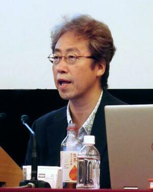 日本記者クラブで記者会見する伊藤昌亮成蹊大教授=7日、東京都千代田区