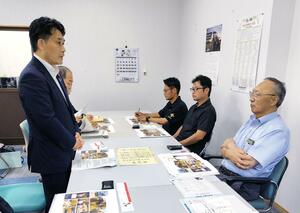 コメ輸出に取り組む生産者と意見交換する滝波宏文農水副大臣(左)=22日、新潟市秋葉区
