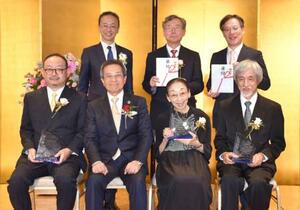 JASRAC音楽文化賞を受賞した「HOPEプロジェクト」の二口とみゑさん(前列右から2人目)、「ぐらもくらぶ」の保利透さん(同左端)、「北海道農民管弦楽団」の牧野時夫さん(同右端)=18日午後、東京都港区