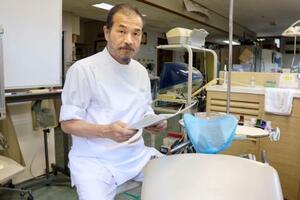 日航ジャンボ機墜落事故で、遺体の歯型から身元確認を行った丸茂忠英さん=7月、群馬県高崎市