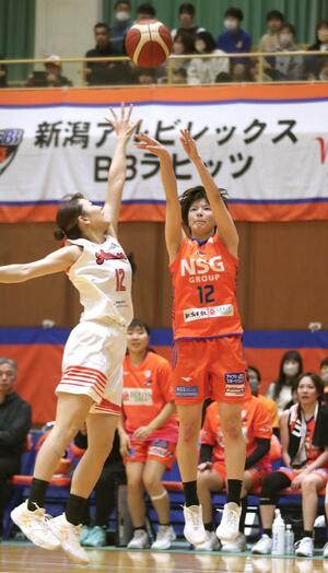 新潟-アランマーレ 第2クオーター、シュートを打つ金沢みどり=阿賀野市水原総合体育館