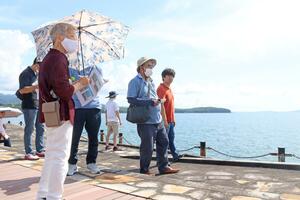 水俣病の現地調査に参加し、水俣湾を眺める菅原ハルさん=23日、熊本県水俣市