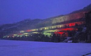 佐渡金山推薦を祝いライトアップされた北沢浮遊選鉱場跡=1日、佐渡市