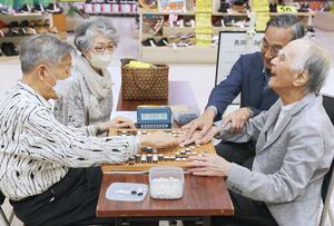 障害の有無に関係なく、囲碁の対局を楽しむ愛好家=9月21日、長岡市台町2