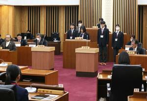 議員役を務め、佐渡市の課題解決に向けてアイデアを発表した高校生＝２６日、佐渡市千種