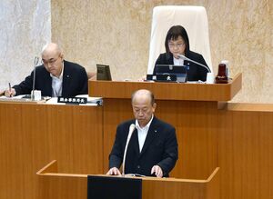 町議会6月定例会に臨む西脇道夫町長=10日、聖籠町役場