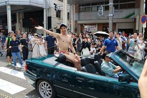 お笑い芸人小島よしおさんのパレードでにぎわった「わんぱくおまつり広場」=3日、長岡市東坂之上町1