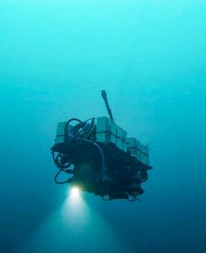 海底を探査する自律型無人探査機の試作機=2024年2月、静岡県・駿河湾(海洋機構提供)
