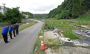 昨年9月の豪雨災害の発生から1年となり、石川県輪島市久手川町で黙とうする馳浩知事(左端)ら=21日午前9時45分