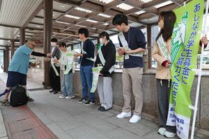 病気や災害などで親を亡くした子どもらを支援する「あしなが学生募金」の街頭活動=18日、新潟市中央区