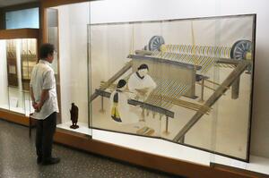 町営移行後に寄贈された絵画や書などを公開している良寛記念館の特別展=出雲崎町米田