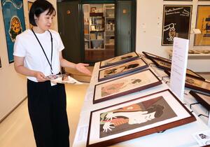 江戸時代の技術で制作された木版画が並ぶ企画展=17日、長岡市宮内2