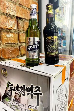ロシア極東ウラジオストクで流通している北朝鮮ビール「豆満江(トマンガン)」=9月(共同)
