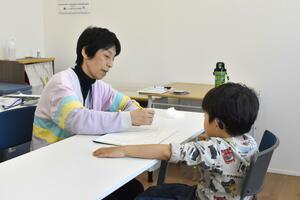難聴の子どもの成長を支えようと「児童発達支援みんな」を立ち上げた佐藤隆子さん(左)=新潟市中央区山二ツ5