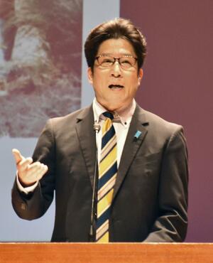 福井県小浜市で講演する拉致被害者家族会の横田拓也代表=2023年10月