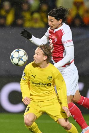 ボデグリムト戦の前半、競り合うモナコの南野(右)=ボードー(共同)