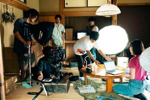 映画「書けないんじゃない、書かないんだ」の撮影風景=2023年9月、津南町秋成(鴨井奨平さん提供)