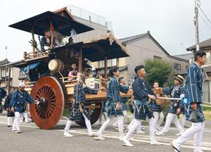村上大祭の本祭りで練り歩く「おしゃぎり」。沿道は見物客でにぎわった＝７日、村上市長井町