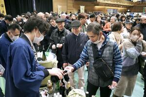 多くの来場者でにぎわった2024年の「阿賀路ごっつぉまつり」=2024年2月、五泉市赤海