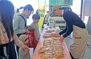 地元産アスパラガスを使ったパンなどが並んだマルシェ＝新発田市中央町３