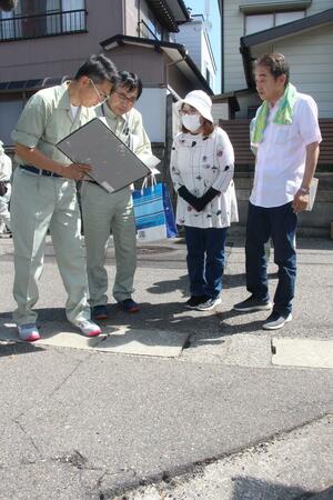 公道の復旧工事に向け、住民立ち会いの下で行われた新潟市による説明=6月29日、新潟市西区寺尾東2