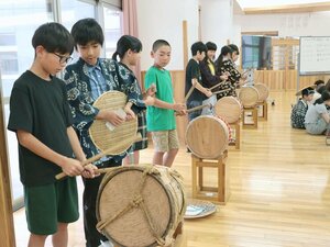 やわらぎを通じて交流する相川小と斐太北小の子どもたち=佐渡市相川下戸村