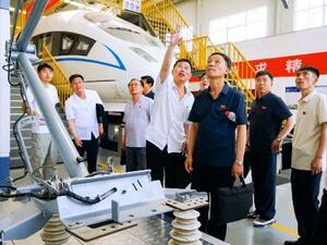 中国天津市で、高速鉄道について研修を受ける北朝鮮鉄道省の代表団=11日(天津鉄道職業技術学院の微信(ウィーチャット)公式アカウントから、共同)