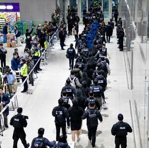 フィッシング詐欺に関与した疑いなどでカンボジアから韓国・仁川国際空港に到着した送還者ら=23日(共同)