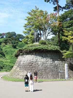通年観光計画で中核の一つに位置づける春日山地域の春日山城跡=上越市