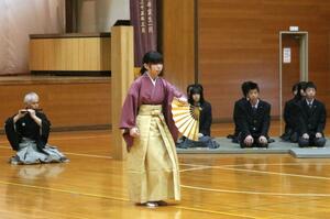 能を披露する佐渡中等教育学校の生徒たち＝２０日、佐渡市梅津
