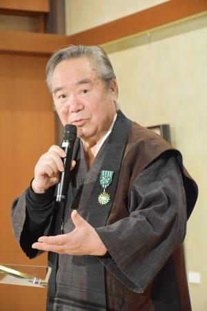 　フランス芸術文化勲章オフィシエを授与され、スピーチする藤原書店の藤原良雄社長＝１９日午後、東京都内のフランス大使公邸