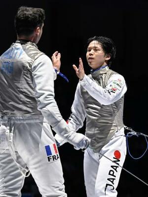 男子フルーレ個人準々決勝でフランス選手に敗れた飯村一輝=トビリシ(共同)