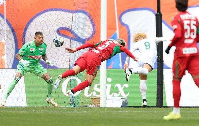 前半４分、高知のＦＷ新谷聖基（９）がシュートを決め先制する＝７日、デンカビッグスワンスタジアム