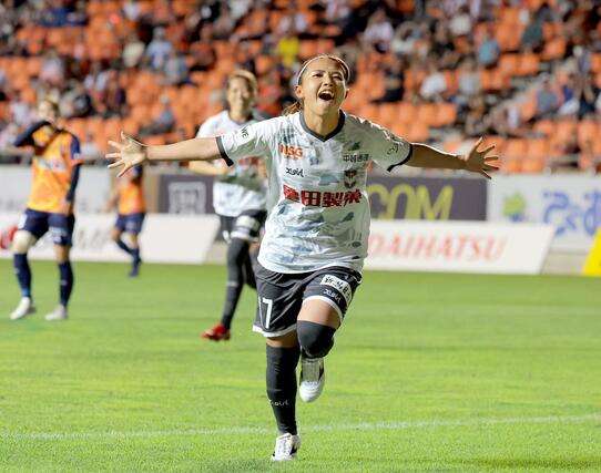 長野ー新潟Ｌ　後半１２分、ＭＦ滝川結女がシュートを決め１－０＝長野市