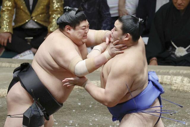 阿炎（左）と攻め合う大の里。押し出しで破り、初優勝＝両国国技館