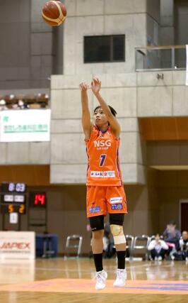 第１クオーター、シュートを打つ久井咲良＝８日、白根カルチャーセンター