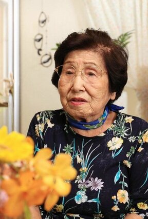 電話交換手時代に遭った、明石市の空襲の様子などを語る炭谷光世さん=兵庫県明石市