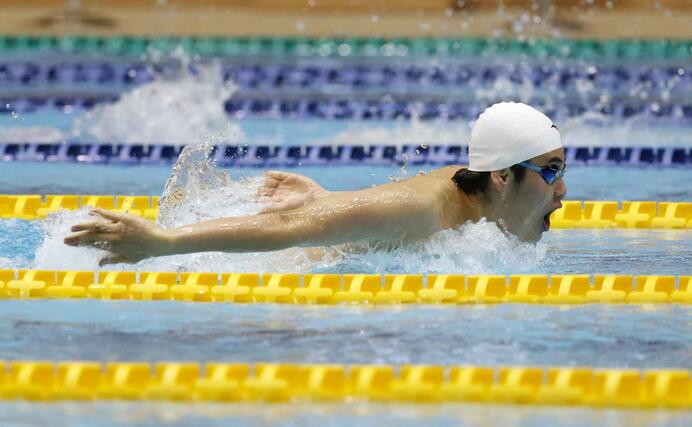 男子２００メートルバタフライで優勝した服村健太郎（高志中等）＝長岡市のダイエープロビスフェニックスプール