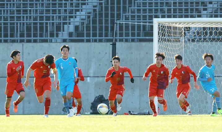 新潟明訓-阪南大高 前半、守備から攻撃に転じる新潟明訓の選手たち=NACK5
