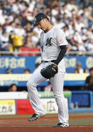 ６回、厳しい表情でベンチに戻るロッテ先発の田中晴＝ＺＯＺＯマリン