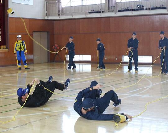 救命のロープを投げる訓練に臨む県警察学校の学生ら=10月22日