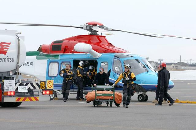 帰着した県消防防災航空隊のヘリコプター＝２月２８日、新潟市東区