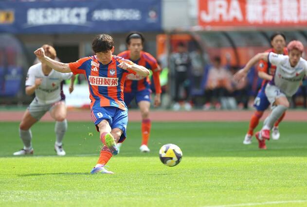 サッカーＪ１　新潟－京都　前半、矢村健（９）がＰＫを決め新潟が先制する＝デンカビッグスワン