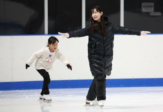生徒を指導する今井遥さん=東京都立川市