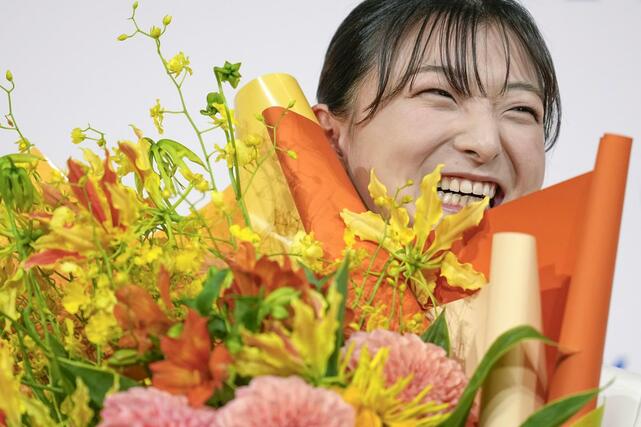 現役引退の記者会見で結婚したことを発表し、笑顔を見せるフィギュアスケート女子の坂本花織＝１３日午前、神戸市内のホテル