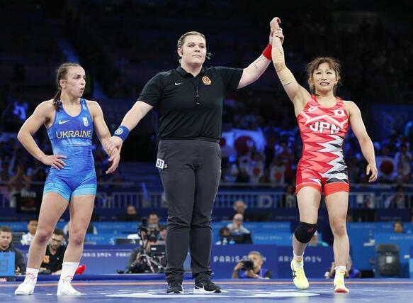 女子５０キロ級３位決定戦でウクライナ選手（左）を破り、銅メダルを獲得した須崎優衣＝パリ（共同）