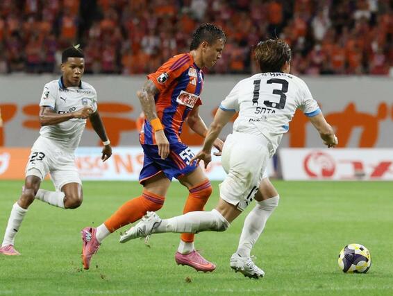 新潟－川崎　前半、シュートを狙うＦＷマテウス・モラエス＝ビッグスワン