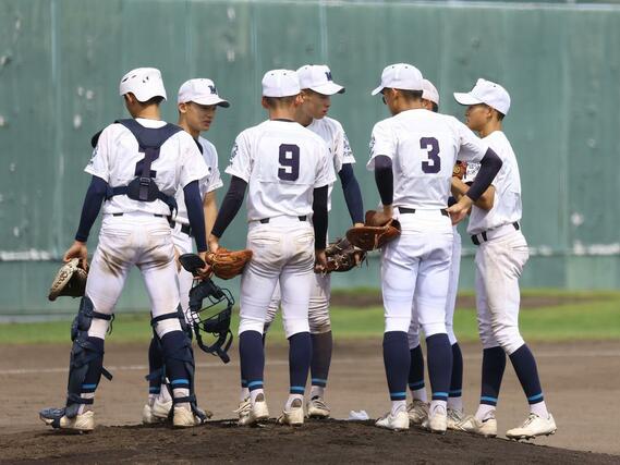 新潟産大付－六日町　七回、マウンドに集まる六日町ナイン＝柏崎市佐藤池