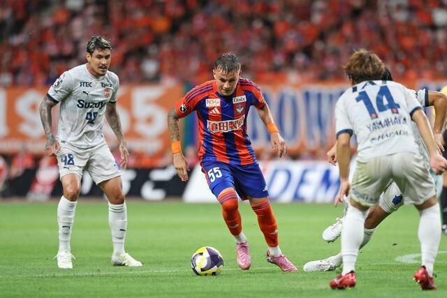 新潟－清水　前半、敵陣深くでボールをキープするＭＦマテウス・モラエス＝１３日、デンカビッグスワン