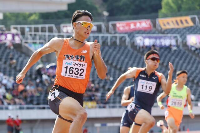 男子200メートルタイム決勝(タイムレース) 準優勝した佐藤克樹(東京学館・左)=7月28日、広島市